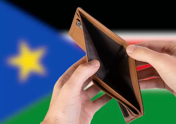 Leerer Geldbeutel aus Leder mit Flagge des Südsudan. Rezession und Finanzkrise werden mit mehr Schulden und Bundeshaushaltdefizit einhergehen