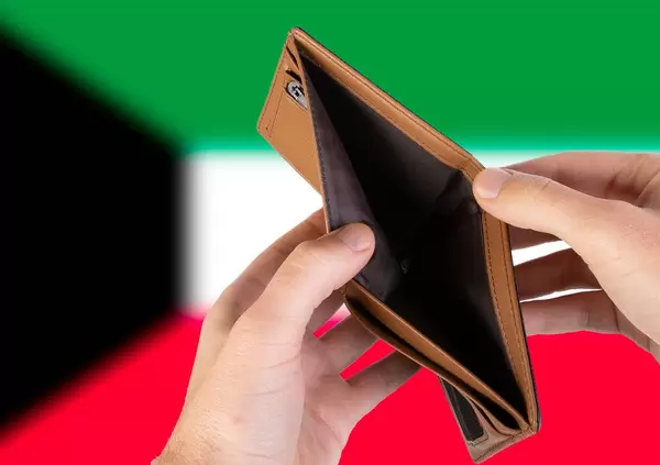 Leerer Geldbeutel aus Leder mit Flagge von Kuwait. Rezession und Finanzkrise werden mit mehr Schulden und Bundeshaushaltdefizit einhergehen