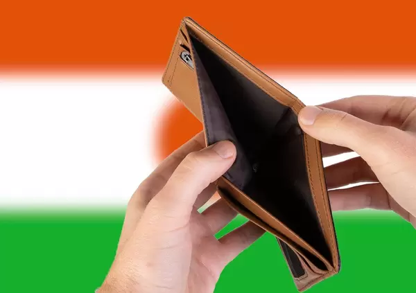 Leerer Geldbeutel aus Leder mit Flagge von Niger. Rezession und Finanzkrise werden mit mehr Schulden und Bundeshaushaltdefizit einhergehen