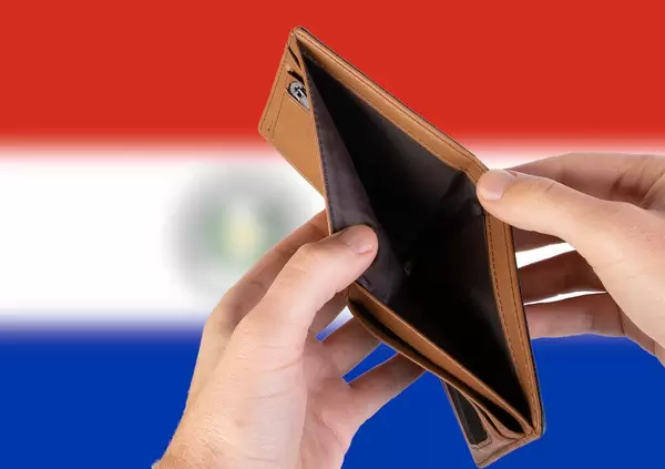 Leerer Geldbeutel aus Leder mit Flagge von Paraguay. Rezession und Finanzkrise werden mit mehr Schulden und Bundeshaushaltdefizit einhergehen