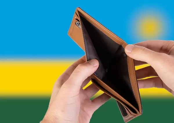 Leerer Geldbeutel aus Leder mit Flagge von Ruanda. Rezession und Finanzkrise werden mit mehr Schulden und Bundeshaushaltdefizit einhergehen