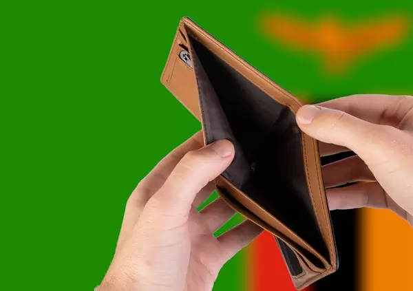 Leerer Geldbeutel aus Leder mit Flagge von Sambia. Rezession und Finanzkrise werden mit mehr Schulden und Bundeshaushaltdefizit einhergehen