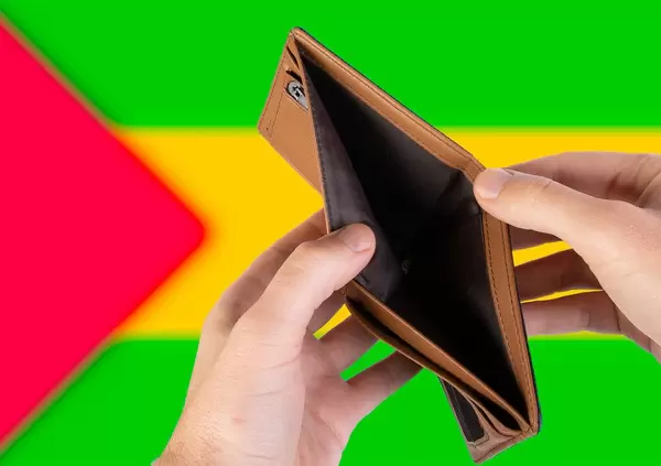 Leerer Geldbeutel aus Leder mit Flagge von São Tomé und Príncipe. Rezession und Finanzkrise werden mit mehr Schulden und Bundeshaushaltdefizit einhergehen