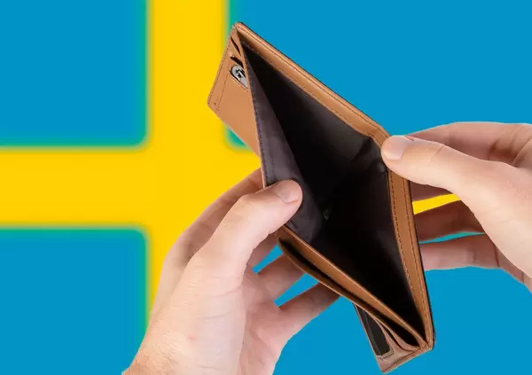 Leerer Geldbeutel aus Leder mit Flagge von Schweden. Rezession und Finanzkrise werden mit mehr Schulden und Bundeshaushaltdefizit einhergehen