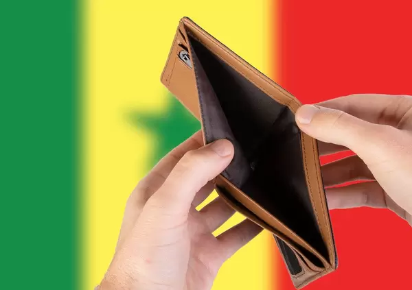 Leerer Geldbeutel aus Leder mit Flagge von Senegal. Rezession und Finanzkrise werden mit mehr Schulden und Bundeshaushaltdefizit einhergehen