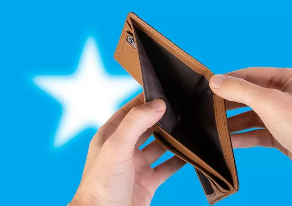 Leerer Geldbeutel aus Leder mit Flagge von Somalia. Rezession und Finanzkrise werden mit mehr Schulden und Bundeshaushaltdefizit einhergehen