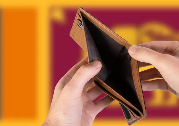 Leerer Geldbeutel aus Leder mit Flagge von Sri Lanka. Rezession und Finanzkrise werden mit mehr Schulden und Bundeshaushaltdefizit einhergehen