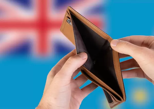 Leerer Geldbeutel aus Leder mit Flagge von Tuvalu. Rezession und Finanzkrise werden mit mehr Schulden und Bundeshaushaltdefizit einhergehen