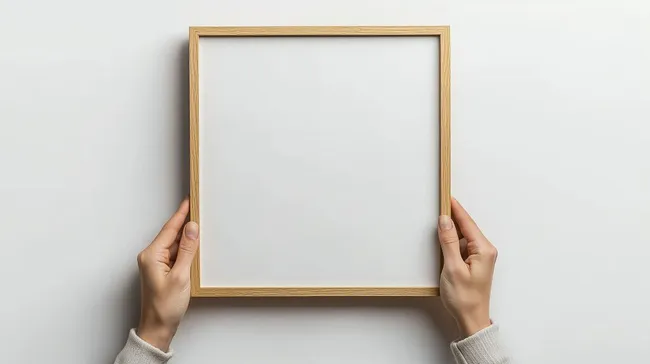 Leerer Holzbilderrahmen in Händen gehalten