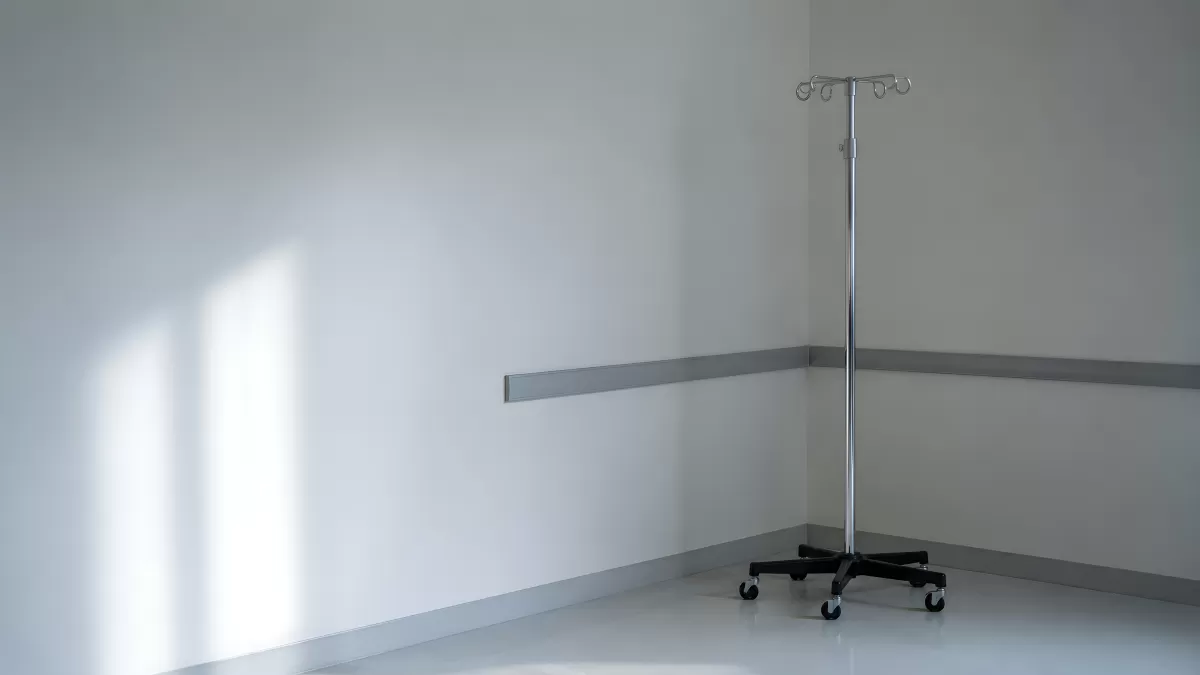 Leerer Krankenhausraum mit Infusionsständer in Ecke