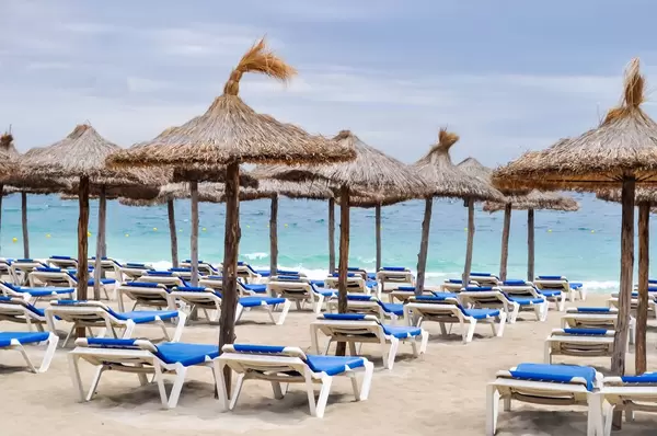 Leerer Strand mit Sonnenschirmen
