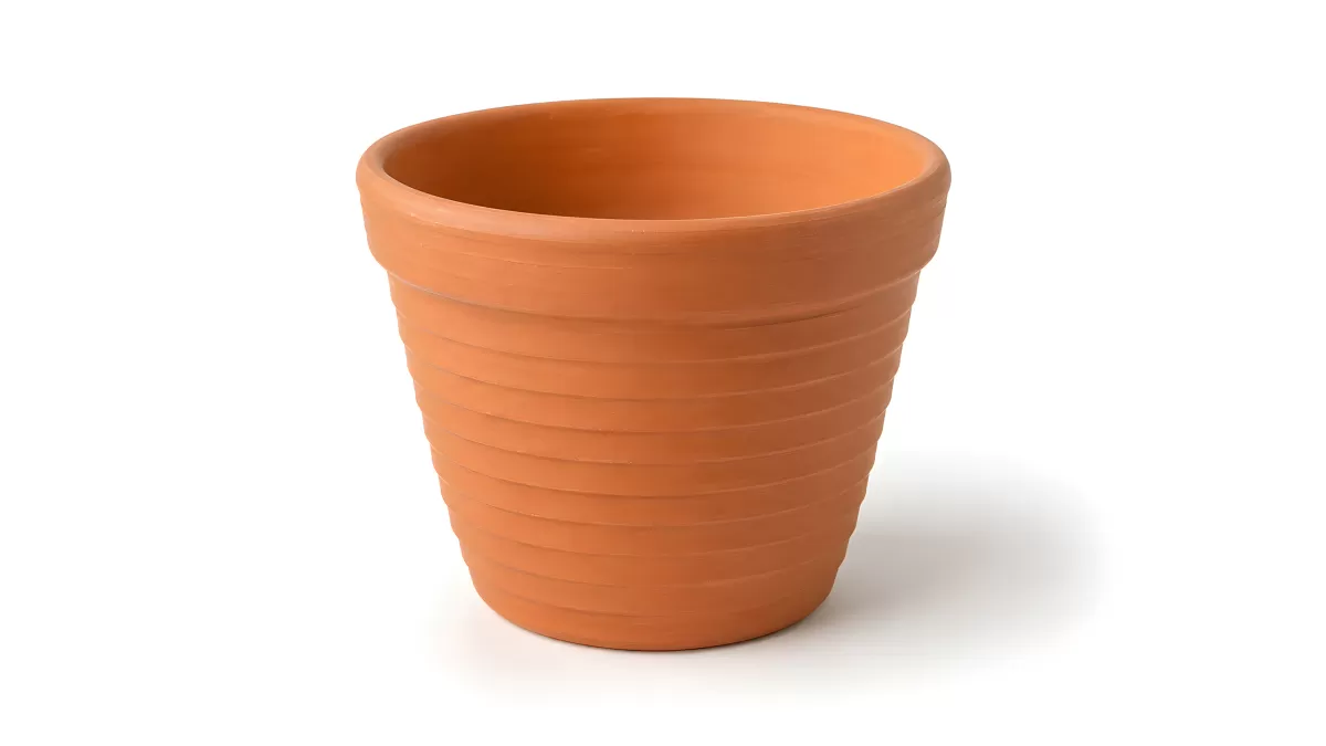 Leerer Terrakotta-Blumentopf mit Rillenstruktur