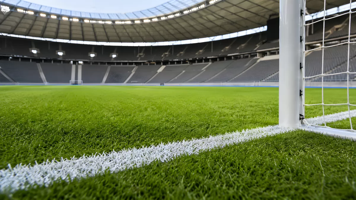 Leeres Fußballstadion aus Froschperspektive am Tor