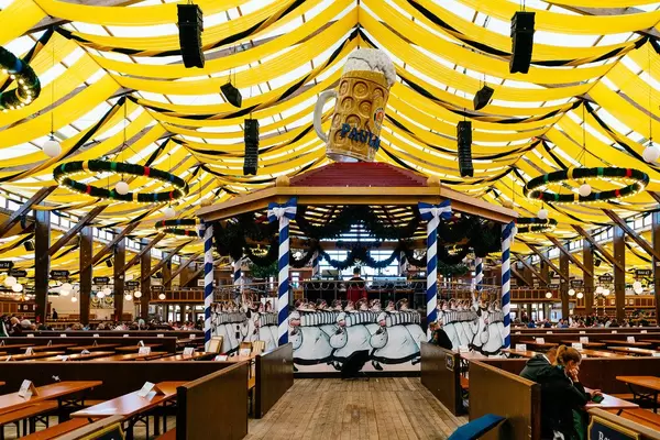 Leeres Paulaner Festzelt beim Oktoberfest in München