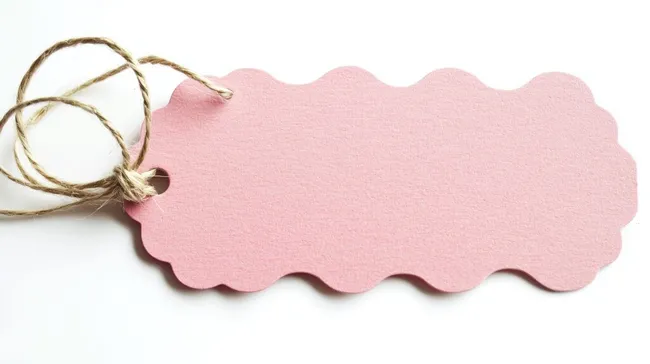 Leeres rosa Vintage-Namensschild mit Juteschnur