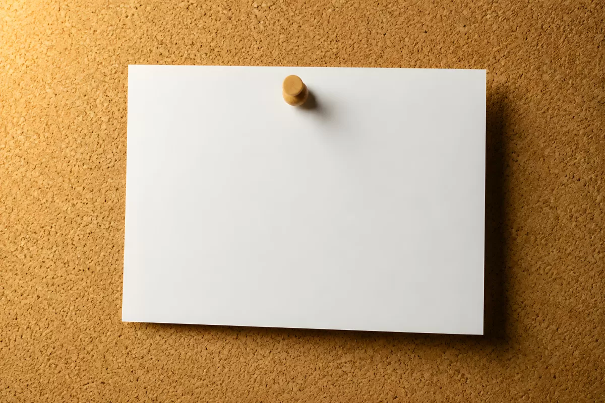 Leeres weißes Blatt Papier auf Korkpinnwand