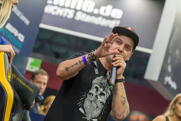 LeFloid am CaseKing Stand stellt den Gaming-Stuhl LeFloid-Edition von noblechairs vor