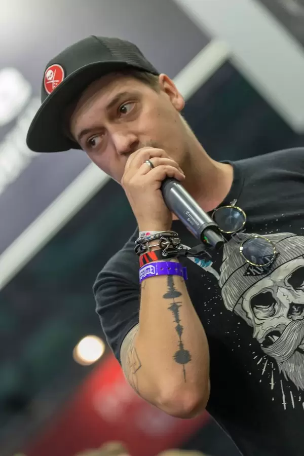 LeFloid at Gamescom presenting the LeFloid Edition gaming chair by noblechairs