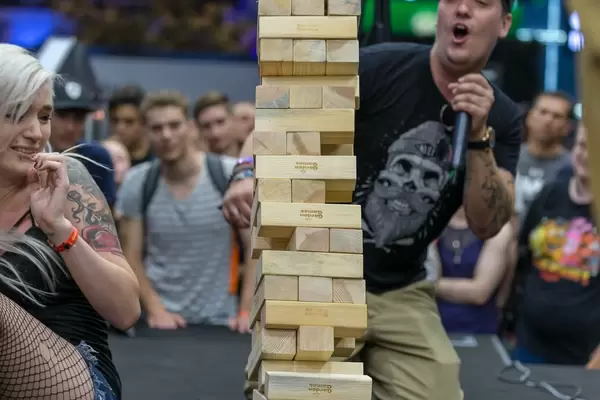 LeFloid commentating a game of Jenga as the tower falls