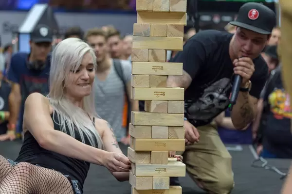 LeFloid commentating a game of Jenga