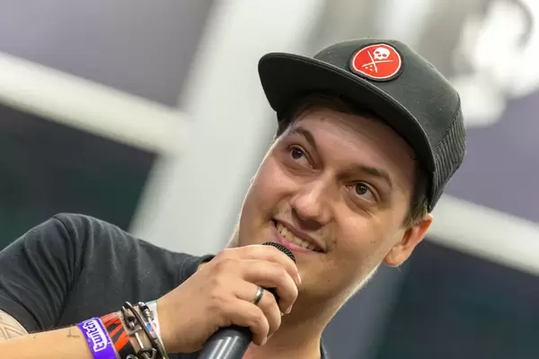 LeFloid mit Mikro in Hand auf der Gamescom 2018