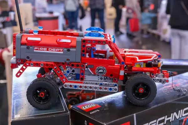 Lego Technic Feuerwehrauto aufgebaut auf der Verpackung
