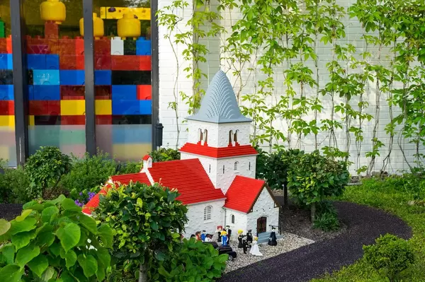 Lego wedding in a lego church (Flip 2019)