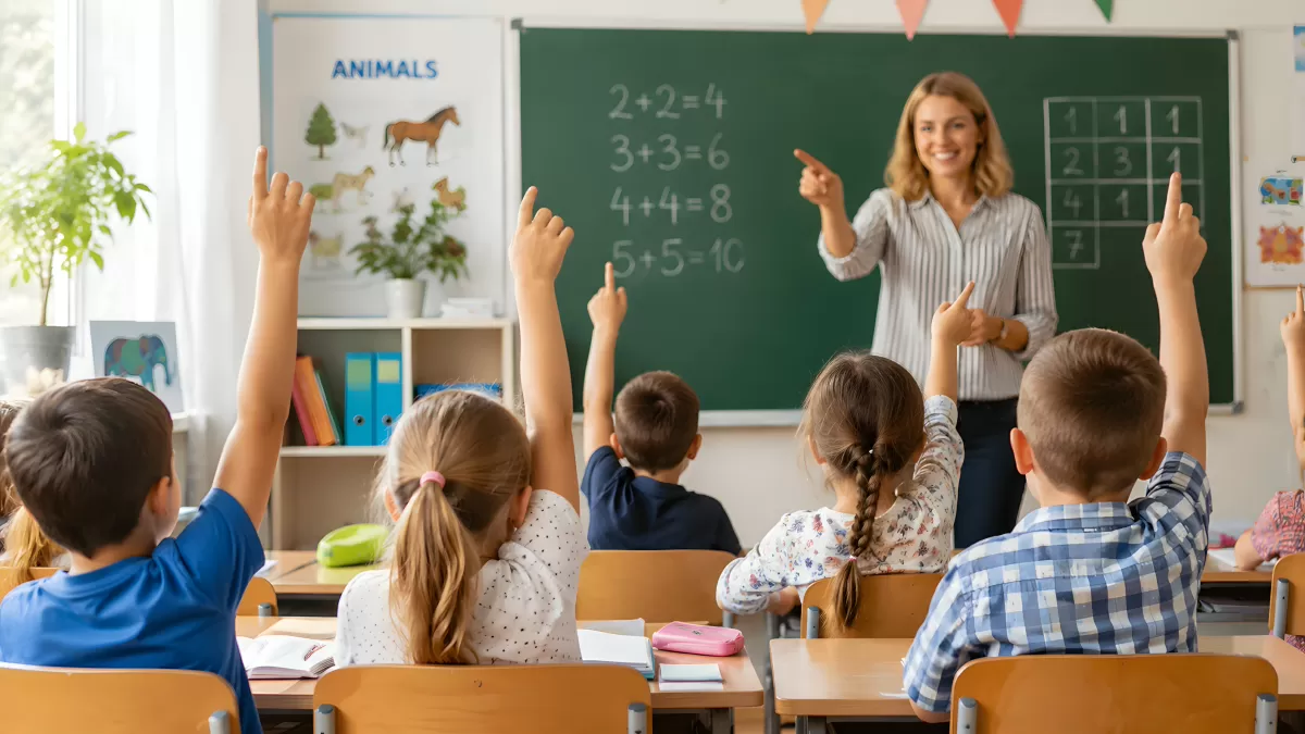 Lehrerin erklärt Mathematik begeisterten Grundschulkindern