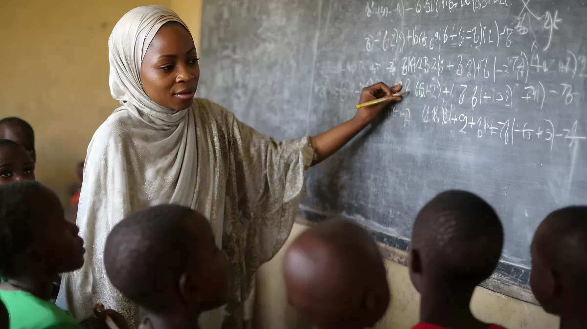 Lehrerin erklärt Mathematik in Klassenraum in Afrika
