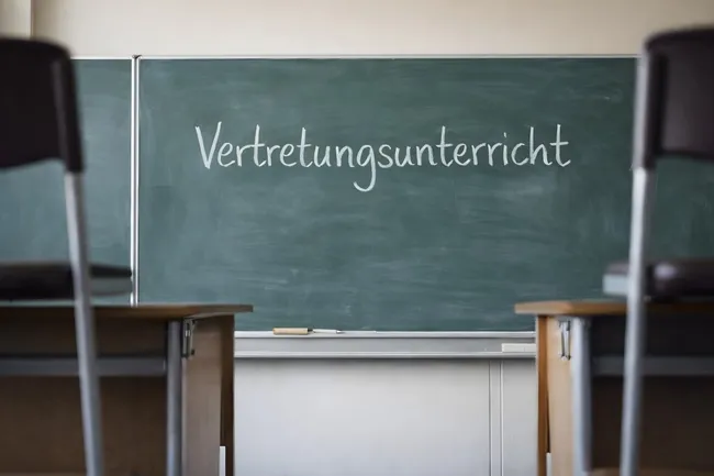 Lehrertafel für Vertretungsunterricht in Schulklasse