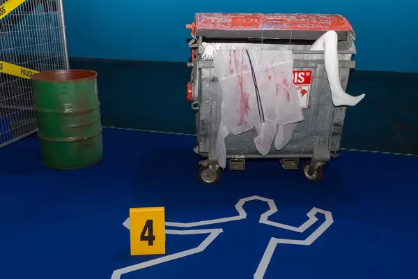 Leiche im Müllcontainer und weiße Markierung um eine Leiche am Tatort