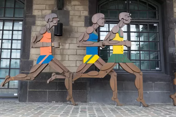 Leichtathletik-Figure vor Olympia-Museum Köln