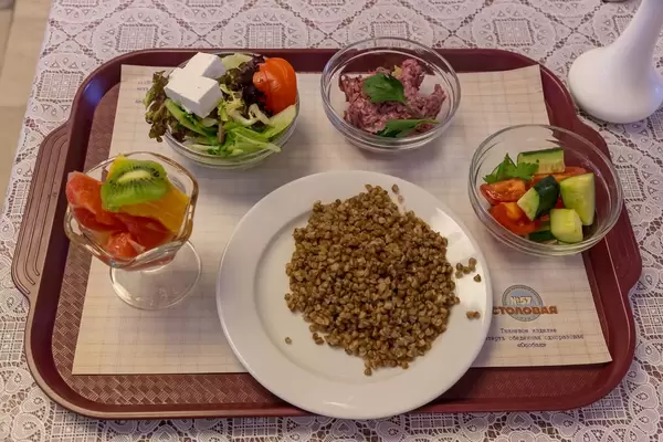 Leichte Kost in Moskau - gekochte Gerste und mehrere Salate