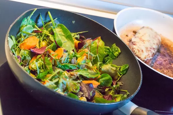 Leichte Kost: Rukola, Feldsalat, Blattsalat und Karotten