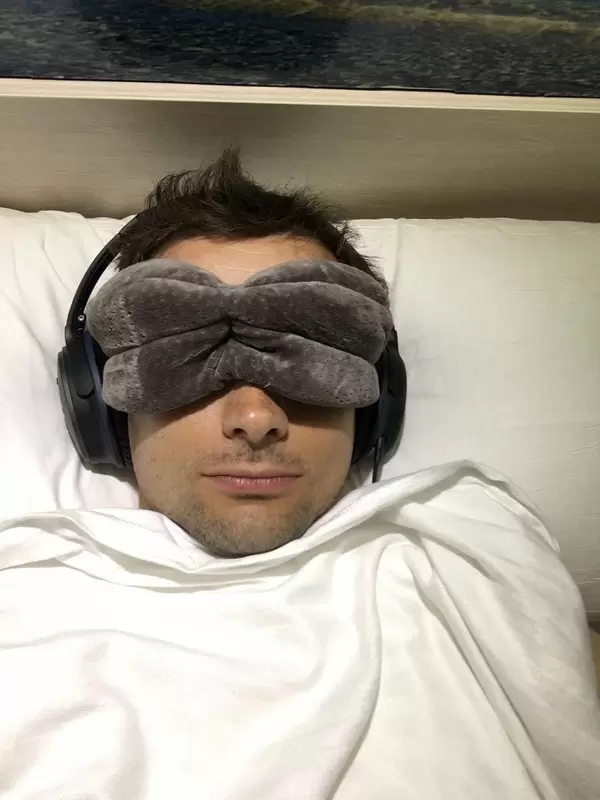 Leichter einschlafen: Augenmaske und noise cancelling Kopfhörer