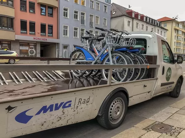 Leihfahrräder auf einem Anhänger