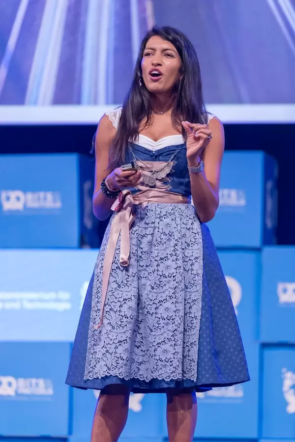 Leila Janah hält eine Rede