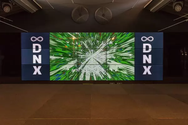 Leinwand mit Vorschau vom DNX Digital Nomad Festival in Lissabon