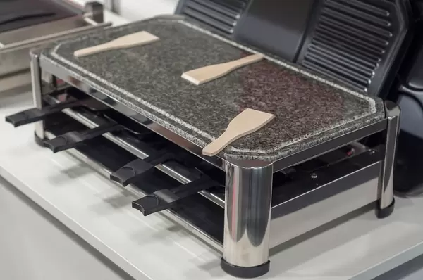 Leistungsstarker Elektrogrill mit Grillplatte aus Granit
