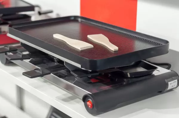 Leistungsstarker Elektrogrill mit großer Grillplatte