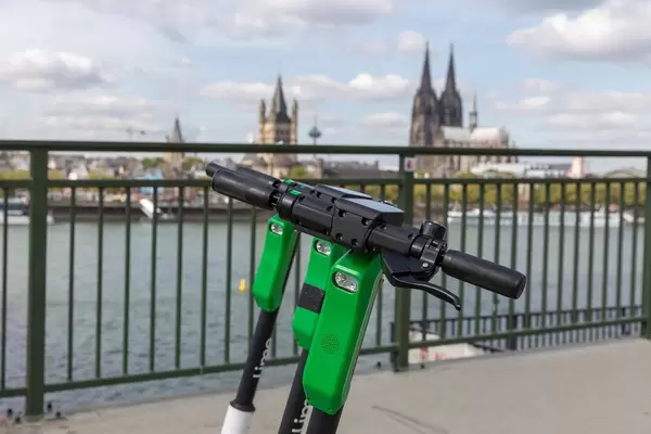 Lenker der Lime E-Scooter in der Nahansicht mit Blick auf Köln