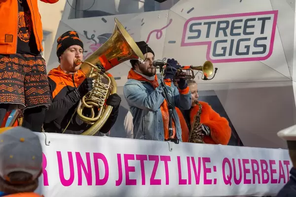 Lenny Michaelis von Querbeat spielt auf dem Wagen von Street Gigs - Kölner Karneval 2018