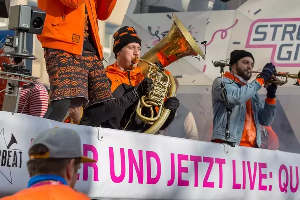 Lenny Michaelis von Querbeat spielt seine Helikontuba auf dem Wagen von Street Gigs - Kölner Karneval 2018