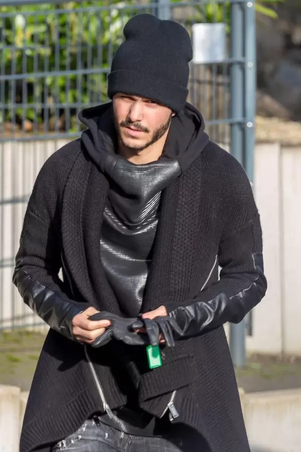 Leonardo Bittencourt vor dem Training, verletzungsbedingt noch nicht in seine Trainingskleidung geschlüpft