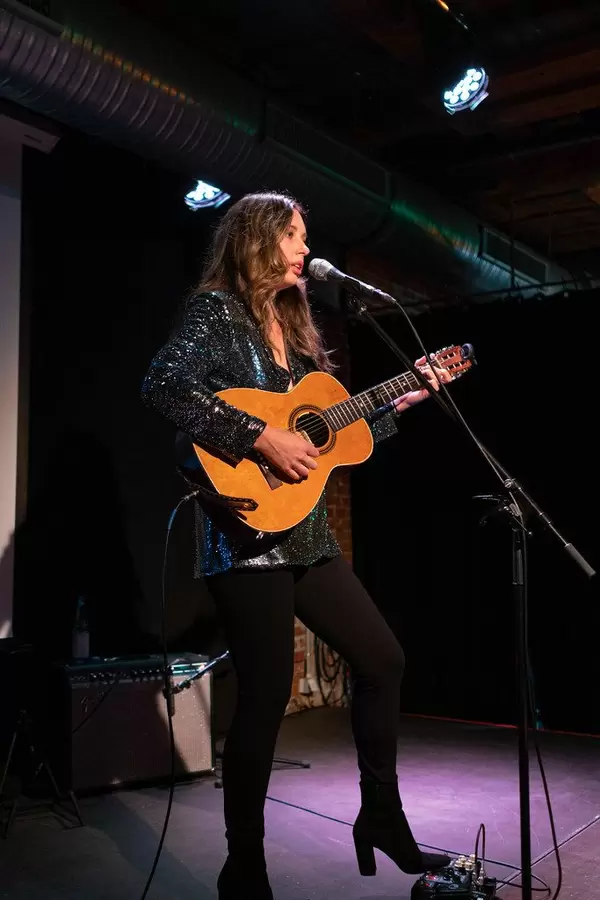 Lera Lynn playing guitar and singing at the concert in Hamburg