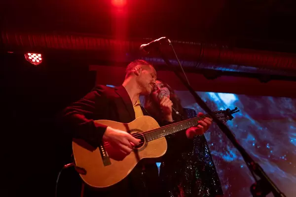 Lera Lynn singing in duo with Todo Lombardo