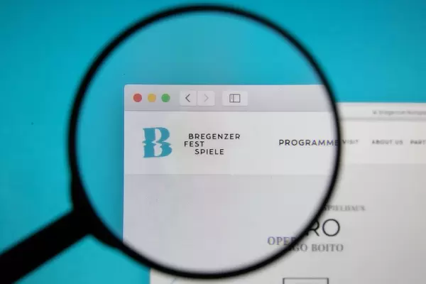 Leselupe betont das Logo der Bregenzer Festspiele in geöffnetem Internetbrowser