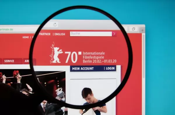 Leselupe über dem Logo der Internationalen Filmfestspiele Berlin auf der Website der Berlinale