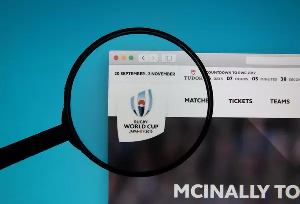 Leselupe über Logo des Rugby World Cups auf Computerbildschirm