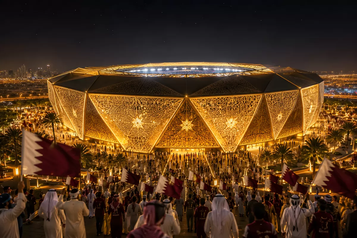 Leuchtend goldenes Stadion mit Katar-Flaggen bei Nacht
